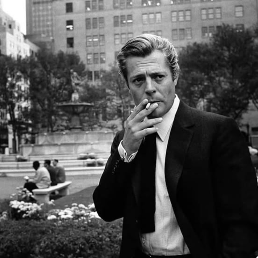 Marcello, o grande

Diz a lenda que uma senhora dançava chá-chá-chá numa boate em Hollywood, anos atrás, e de repente se aproximou da mesa de Marcello Mastroianni. “Eu o vi num filme de televisão, uma noite destas, e você era o homem mais lindo do mundo”, disse, virou as costas e