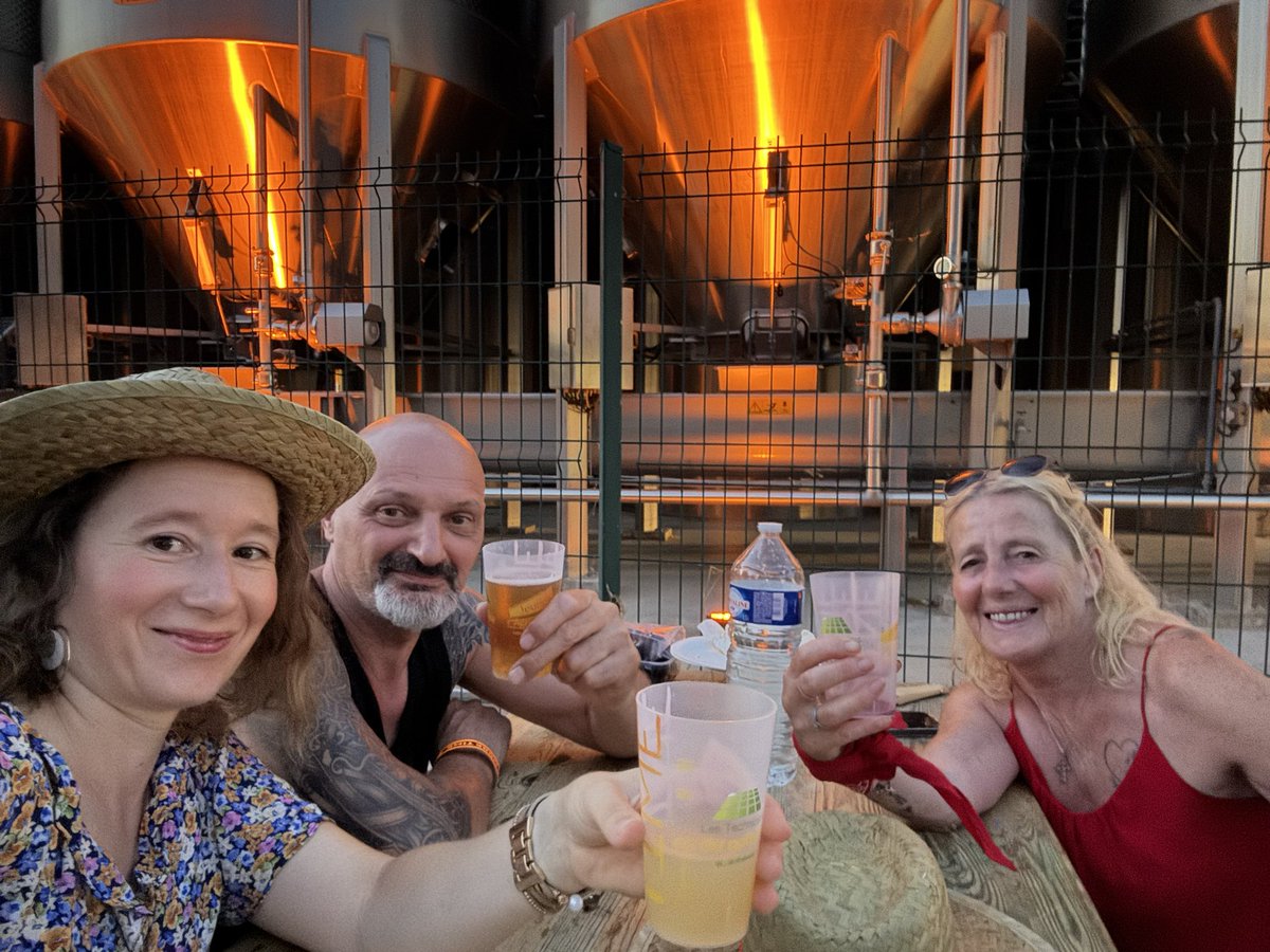 Florelle84's tweet photo. Promesse faite, promesse tenue 😊
À l’invitation des @JeunesAgri26 de #Tulette nous étions avec @patriciademoug1 à leur traditionnelle bodega en cet fin juin 🎉🥳
C’est toujours un plaisir et un honneur d’être à leurs côtés pour les bons comme les mauvais moments 💪
La foule était nombreuse pour venir les soutenir 👏Une belle soirée, des discussions à n’en plus finir et bien sûr un peu de danse 💃
#JA
#Agriculture
#tradition
#terroir
#MaProvence