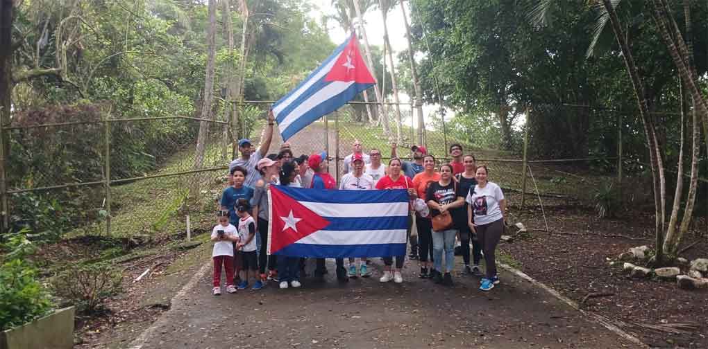 CubaMINREX's tweet photo. Panameños 🇵🇦 y cubanos 🇨🇺 llegaron hoy hasta la cima del cerro Ancón, para condenar el bloqueo de Estados Unidos impuesto por más de seis décadas a #Cuba 🇨🇺.

🔗https://t.co/1QRP4pUKMF

#TumbaElBloqueo https://t.co/q1Q63GaxzU