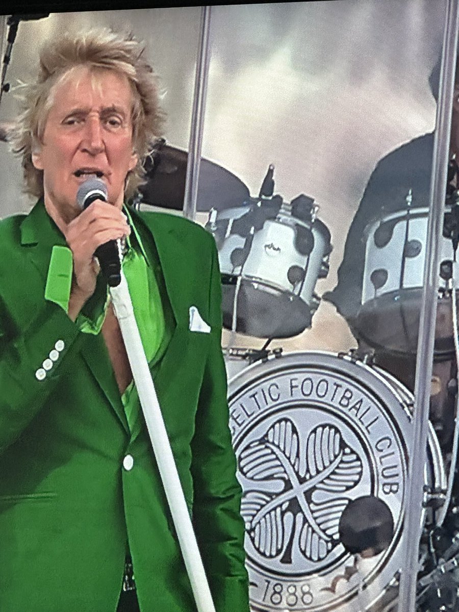 John_ORourke's tweet photo. Take a bow @rodstewart loving the @CelticFC inspired @glastonbury set!  A champions performance with legends @ronniewood lulu @ Mick Hucknall 
#CelticFC #CelticOnGlastoStage https://t.co/4u0WKjJosv