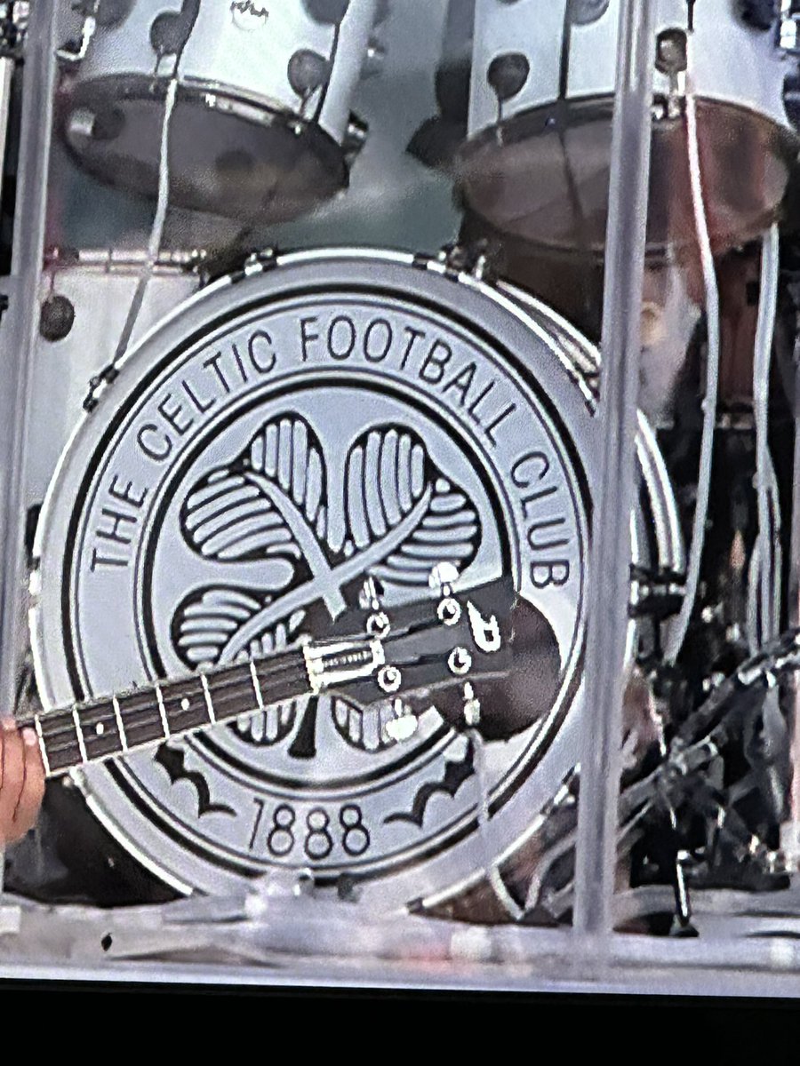 John_ORourke's tweet photo. Take a bow @rodstewart loving the @CelticFC inspired @glastonbury set!  A champions performance with legends @ronniewood lulu @ Mick Hucknall 
#CelticFC #CelticOnGlastoStage https://t.co/4u0WKjJosv