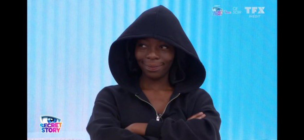 accountrma's tweet photo. Il y'a un petit jeu de séduction dans cette soirée avec Romayer mdr🤣🤣🤣
(Pas le live qui devient flou🤭🤭🤭)
#DeluluMind
#SecretStory https://t.co/ogH2kZVtex
