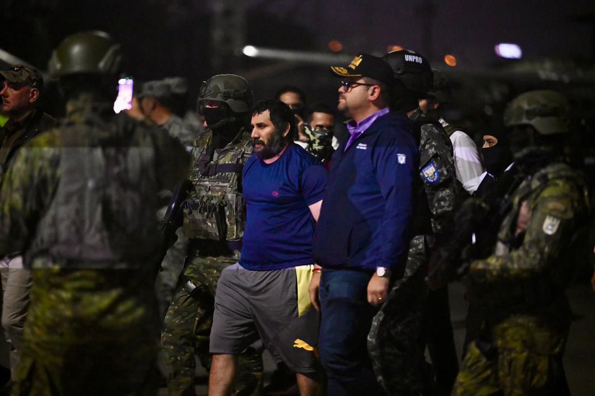 ElDatoEcua's tweet photo. #ElDato 🇪🇨 ¿Quiénes están desesperados por deslegitimar la victoria del Estado contra Fito?

🟡 Ecuador nunca negoció ni necesitó intermediarios para capturar a alias Fito.
 
🟡 Sugerir que Colombia debía ser “garante” de una supuesta entrega es una ofensa a la soberanía nacional y una insinuación absurda.

🟡 No hubo pactos: hubo Estado.

🟡 No hubo participación de la embajadora de Colombia

🟡 La captura de Fito fue una operación ecuatoriana, con inteligencia local y apoyo técnico internacional (principalmente EE.UU.).

🟡 La embajadora colombiana no tuvo ningún rol en los hechos.
Es falso que haya existido mediación diplomática o negociación internacional.

🟡 ¿Entrega voluntaria? ¿Con retroexcavadoras?

🟡 Si Fito quería entregarse, no se habría ocultado en un búnker subterráneo bajo tierra.
Se necesitaron maquinarias pesadas para sacarlo de su escondite.

🟡 Los videos oficiales del operativo lo prueban. Esto fue una captura real, no una puesta en escena.

🟡 Noboa le puso precio a su cabeza. 

🟡 El gobierno ofreció una recompensa de un millón de dólares por información que lleve a su captura. 

🟡 Fito fue perseguido como el criminal que era. Sin privilegios.

🟡 El gobierno acorraló a su familia y su entorno

🟡 El círculo íntimo de Fito fue desmantelado.

🟡 Familiares, testaferros y socios fueron capturados o investigados.
No hubo punto de negociación posible.

🟡 Fito huyó durante meses, no horas

🟡 ¿Quién se “entrega” después de más de meses escondido en condiciones precarias?

🟡 La duración de la fuga demuestra que el Estado lo acorraló durante meses, hasta no dejarle salida.

🟡 Fue capturado en su bastión, no fuera del país

🟡 Cayó en Manta, ciudad clave para su estructura criminal, lo que
prueba que el gobierno penetró el corazón del crimen organizado.

🟡 El gobierno siempre anunció su extradición

🟡 Desde su fuga en enero, el gobierno fue claro: si Fito era recapturado, sería extraditado a EE.UU.

🟡 ¿Por qué alguien aceptaría entregarse sabiendo que será sacado del país y perderá todo su poder?

🟡 El operativo fue público, grabado y documentado

🟡 Las imágenes de las Fuerzas Armadas muestran el proceso completo: desde la localización del búnker hasta la extracción de Fito.
Ningún “show” se graba en múltiples ángulos, en tiempo real y con evidencia física.

🟡 El gobierno fue enfático: recapturarlo, extraditarlo y desmantelar su red.