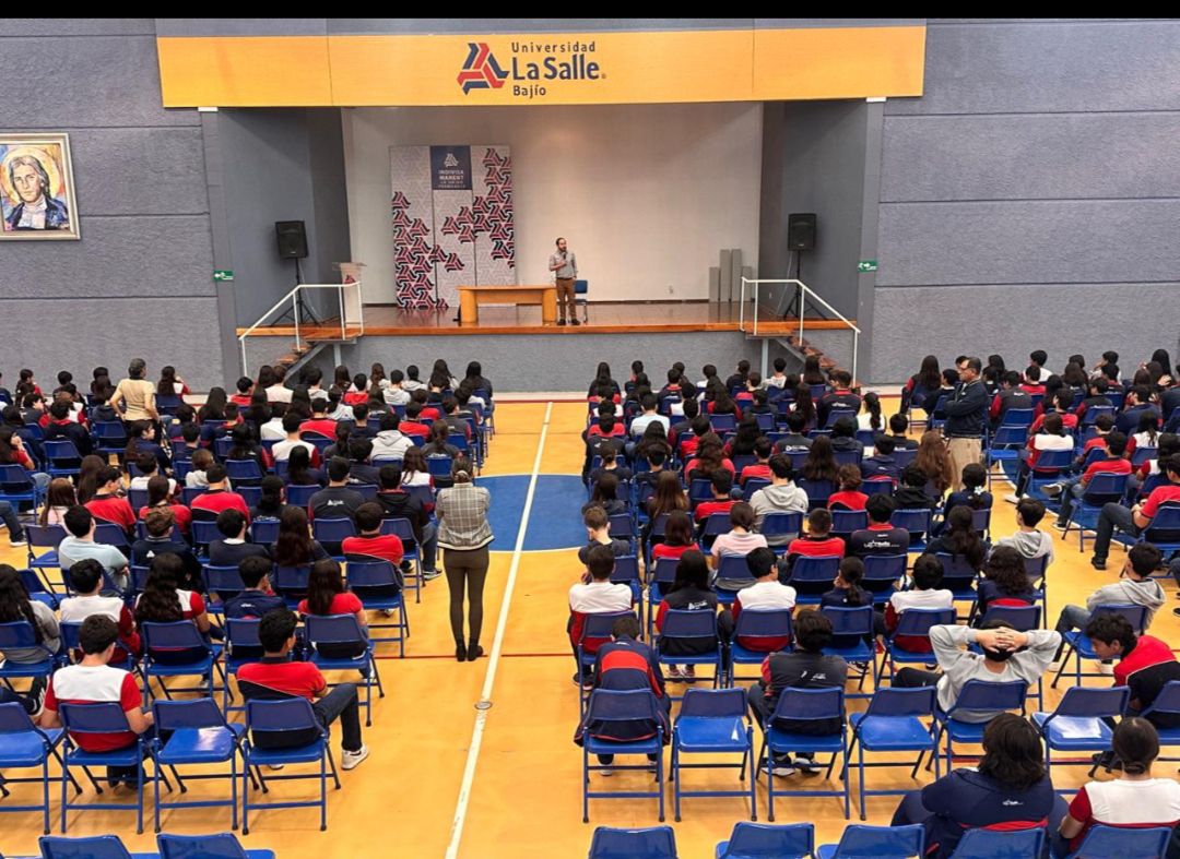 En la presentación de "Karen, matrícula 56220" en la Universidad La Salle campus San Francisco del Rincón. Premio Gran Angular.  <a href="/sm_literatura/">Literatura SM México</a>