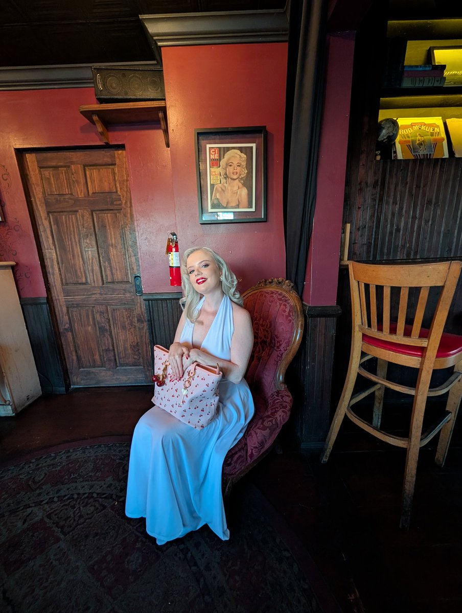MonroeRoseXO's tweet photo. Remembering #JayneMansfield on her passing day. 
Here's me with her at #ChezJay https://t.co/rRgOJvM3fX