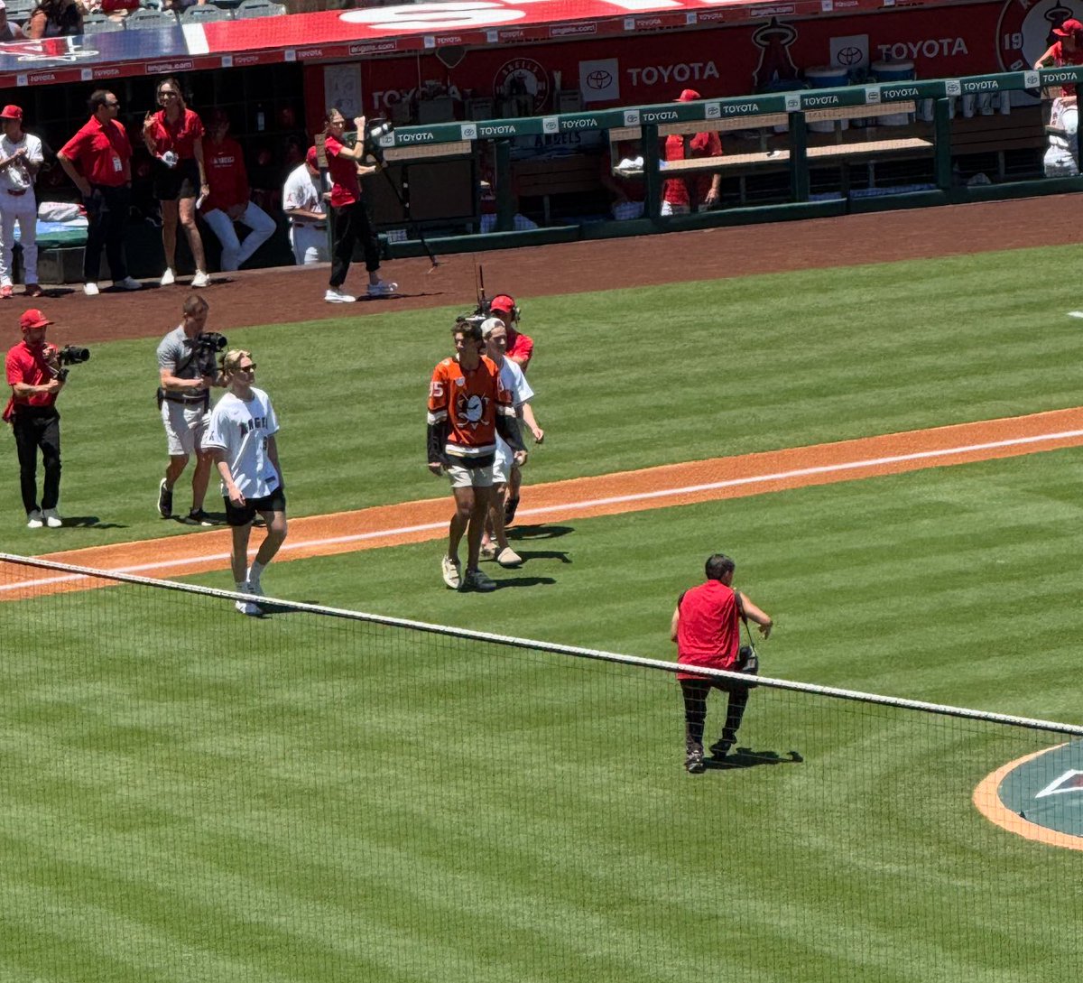 DucksNPucks's tweet image. McQueen throwing out the first pitch today at the @Angels game. From Disneyland to Angel stadium! ⚾️ #FlyTogether #LetsGoDucks #KaChow