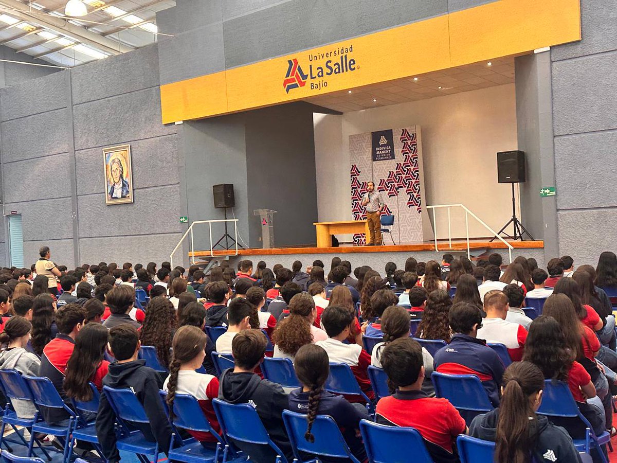zarateric's tweet photo. En la Universidad La Salle charlamos sobre la amistad, la tecnología y la escritura como oficio con motivo de la presentación de mi novela "Karen, matrícula 56220". @sm_literatura https://t.co/Ze6vCm4y72
