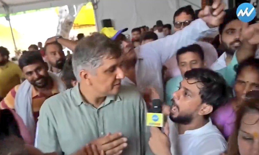 NewsAlgebraIND's tweet image. 🚨 REPORTER : You want the poor to live illegally here? Why are you misleading them?

AAP&apos;s SAURABH BHARDWAJ : Go ask them yourself 

REPORTER ⚡ : You live in a VVIP zone. How many illegal slums are there?

SAURABH : I’m not here to argue with you, Lalla. Go have a glass of…