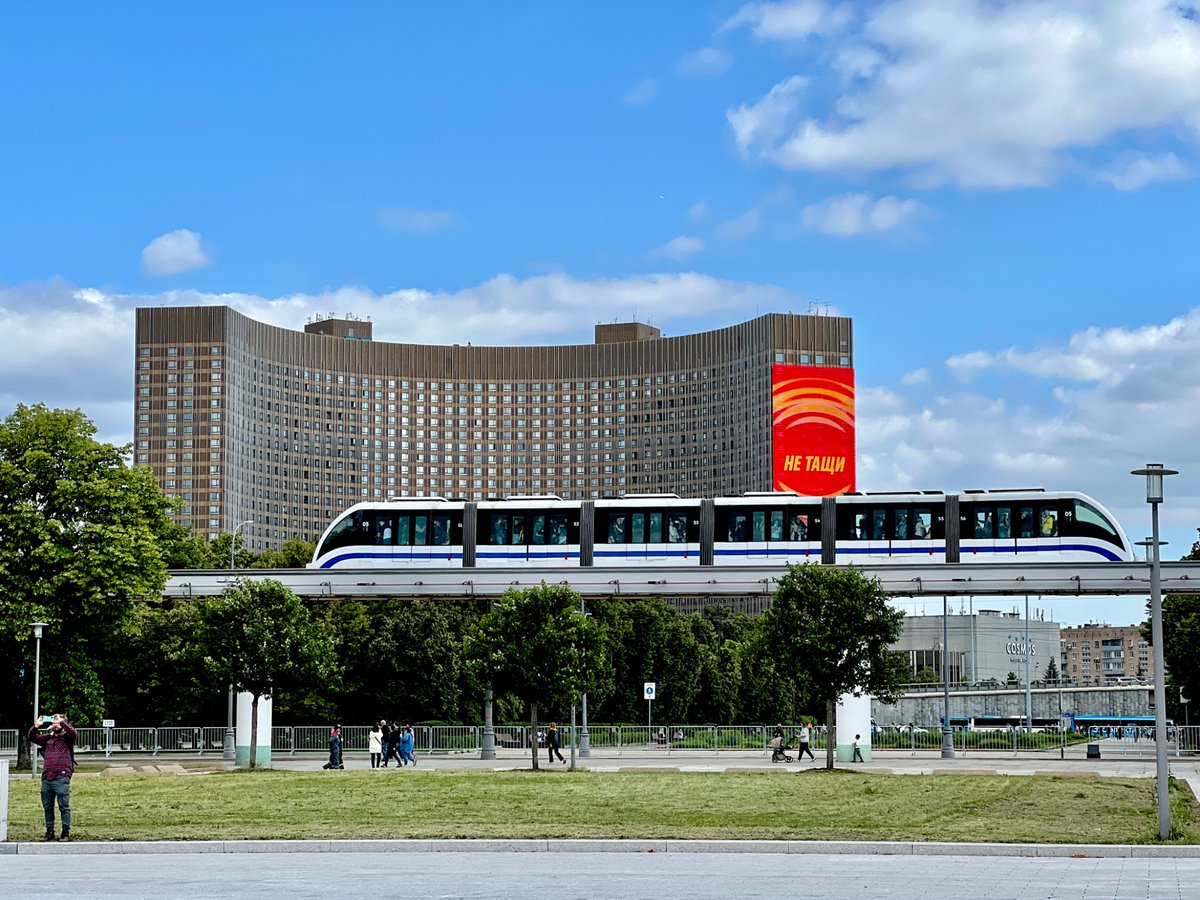 wsdmgm's tweet photo. 昨28日に運行を停止したモスクワメトロ13号線

廃線跡に整備予定の標高９メートルの空中公園のイメージ画像が公開されましたね
設備の老朽化も廃線の理由に挙げてたけど橋脚とかは新しくするのかしら？ https://t.co/NivJRVixPm