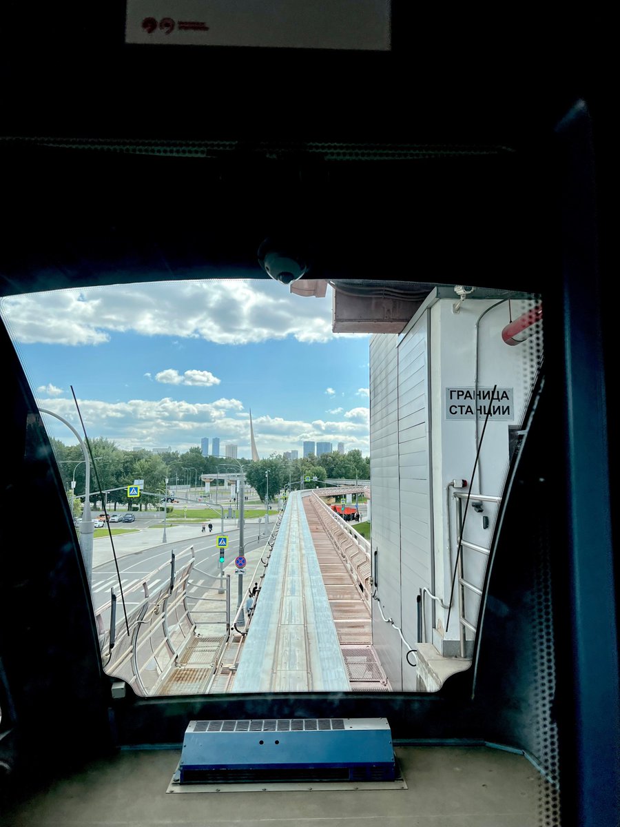 wsdmgm's tweet photo. 昨28日に運行を停止したモスクワメトロ13号線

廃線跡に整備予定の標高９メートルの空中公園のイメージ画像が公開されましたね
設備の老朽化も廃線の理由に挙げてたけど橋脚とかは新しくするのかしら？ https://t.co/NivJRVixPm