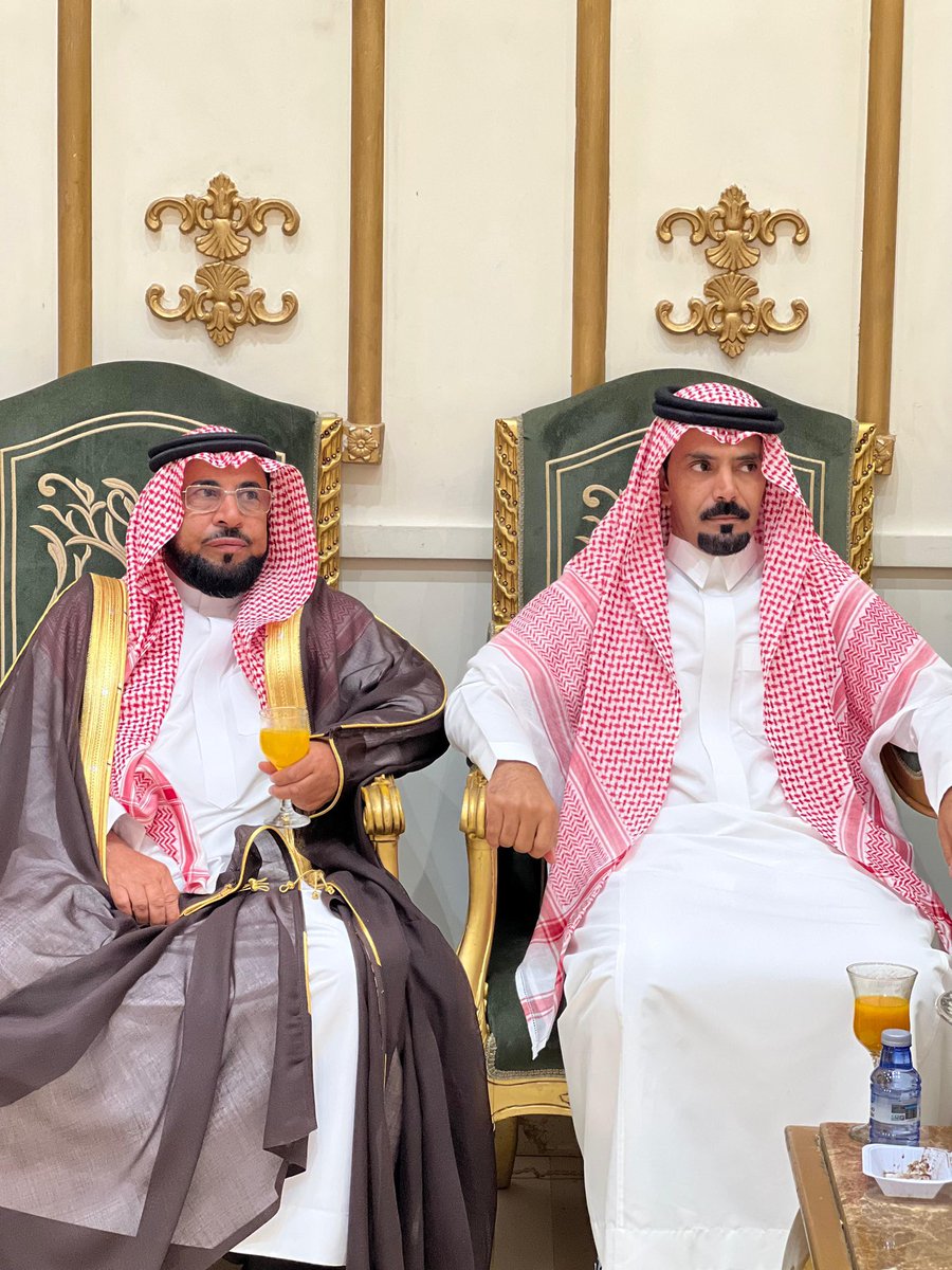 احتفل الليلة  أبناء بشير بن سفير الذيابي رحمه الله بزفاف ابنهم الدكتور : بشير مقبول  بشير الذيابي وذلك بالعاصمة الرياض  وبحضور لفيف من الأقارب والأصدقاء … العقبى حياة زوجية سعيدة