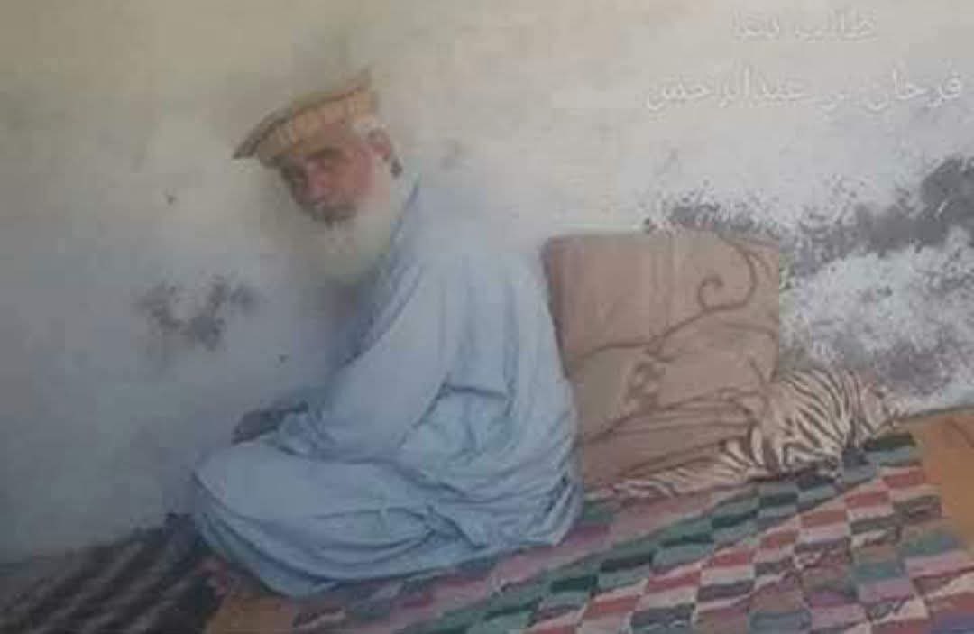زیادہ پرانی بات نہیں ہے کہ 

فوری انصاف
ڈی جی خان
 
تین ماہ کے اندر اندر کیس کا فیصلہ کر کے مجرم کو 10 سال قید اور ستر ہزار جرمانہ انصاف کا بول بالا

اپنے کیس کامدعی جج صاحب کے کیس کا مجرم قرار پایا

زیر نظر تصویر میں سفید باریش بزرگ تھانے میں اس لیے قید ہوئے ہیں کہ یہ اپنی پانچ
