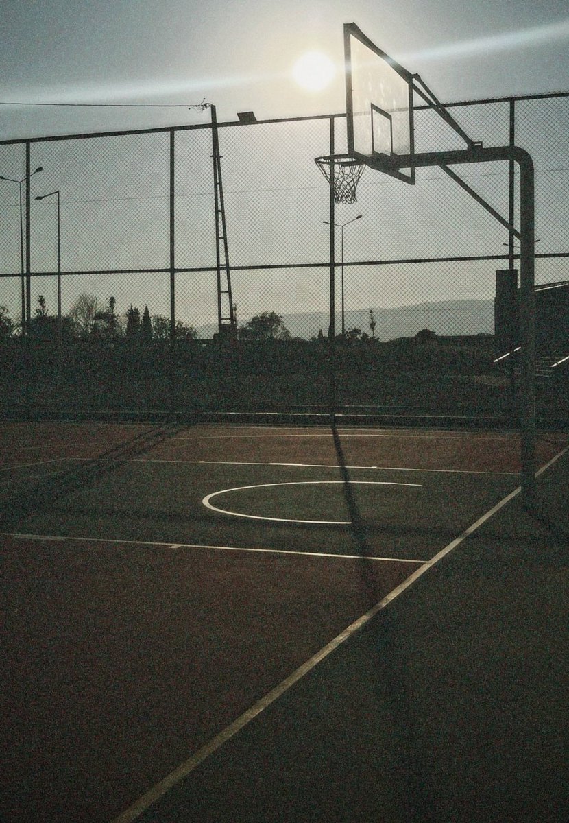 Ben doğduğumda doktor anneme iri doğduğumdan olsa gerek, basketbolcu olur bu çocuk demiş. Basketbolcu olamadım ama basketi çok seveceğimi bilmiş. İleri görüşlülük desen var..