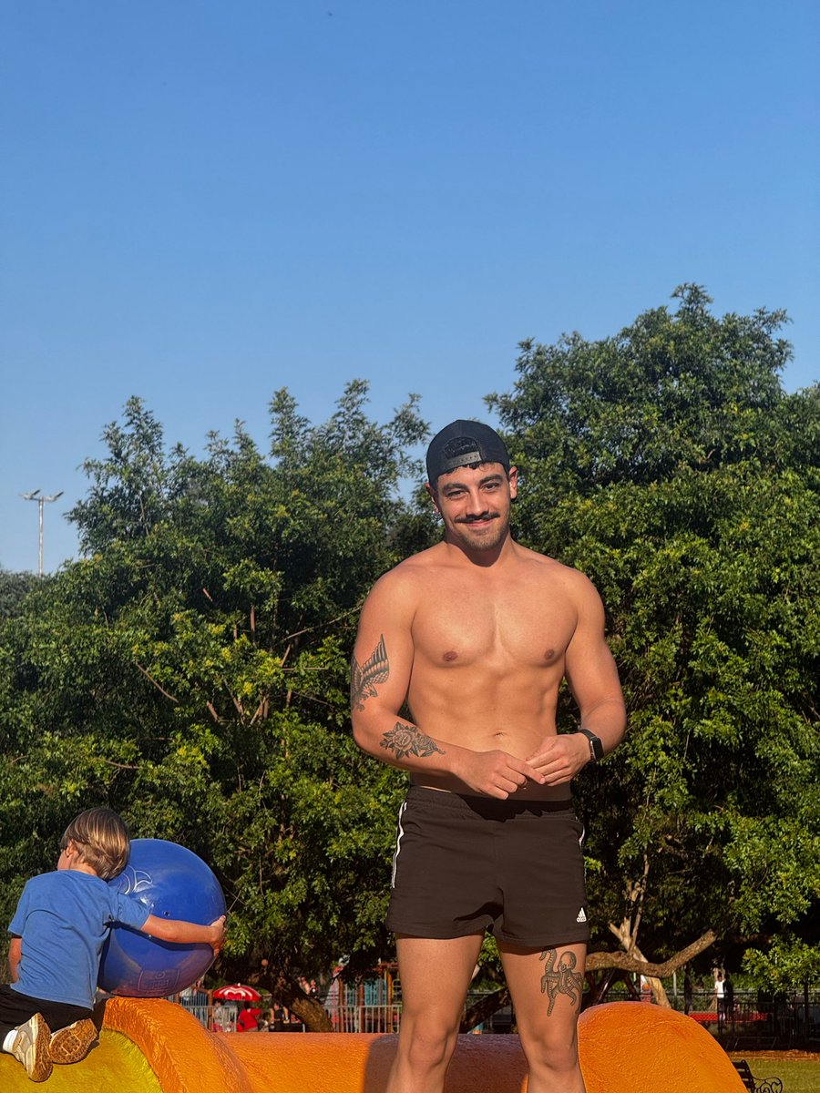 ruanmiller's tweet image. Alguém consegue tirar a criança da foto pra mim? 🙏🥺✨