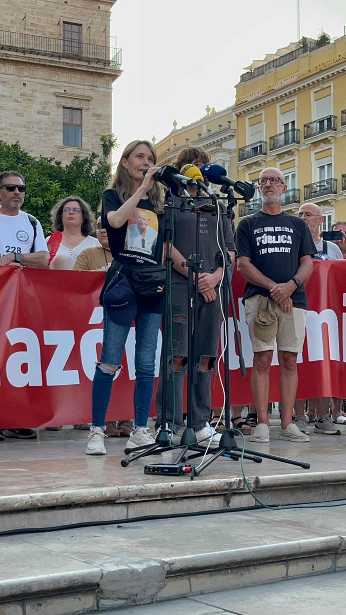 OBorrasAnna's tweet photo. Amb pluja o amb onada de calor. En Nadal, en falles o a l'inici de l'estiu...

El cert, és que mai hi hagut una contestació sostinguda en el temps tan multitudinària contra un govern valencià. 

8 mesos, 9 convocatòries. 10 si sumem la de l'acord social valencià.

#mazondimissió https://t.co/SDFADLlUm5