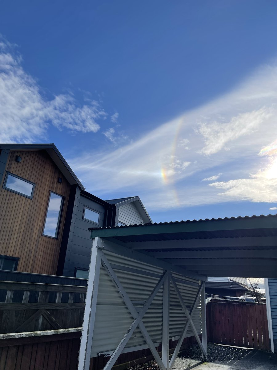 Ayer vi por primera vez un Parhelio. Un fenómeno creería que no TAN común con el sol y nubes cirrus. Muy muy loco de ver en vivo.