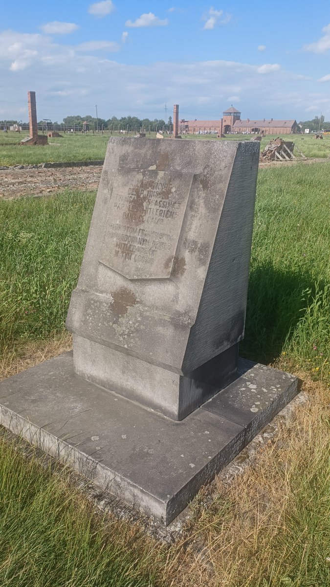 landry_charrier's tweet photo. 🕯️ 1/ Als wir durch das Tor zum Lager (#Auschwitz) gingen, musste ich an das Schicksal von Raphael #Esrail und Esther #Senot zurückdenken – und an die Gespräche, die wir mit ihnen geführt haben: an das Leid, über das sie so eindrücklich berichteten, aber auch an die Kraft... https://t.co/Nn7wG7yrh0