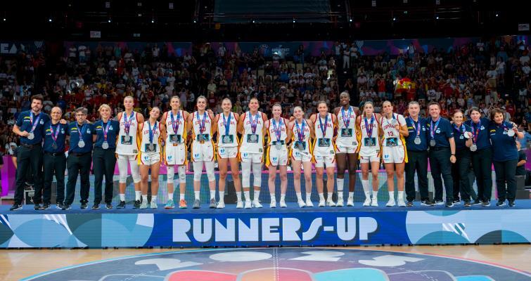 Una plata cruel, pero llena de futuro 
Con 65-53 a falta de tres minutos, España parecía tener el Eurobasket al alcance de la mano, pero Bélgica impuso su experiencia, encadenó un 0-12 y repitió el título de 2023. La selección no pudo poner el broche de … ift.tt/yqze6CB