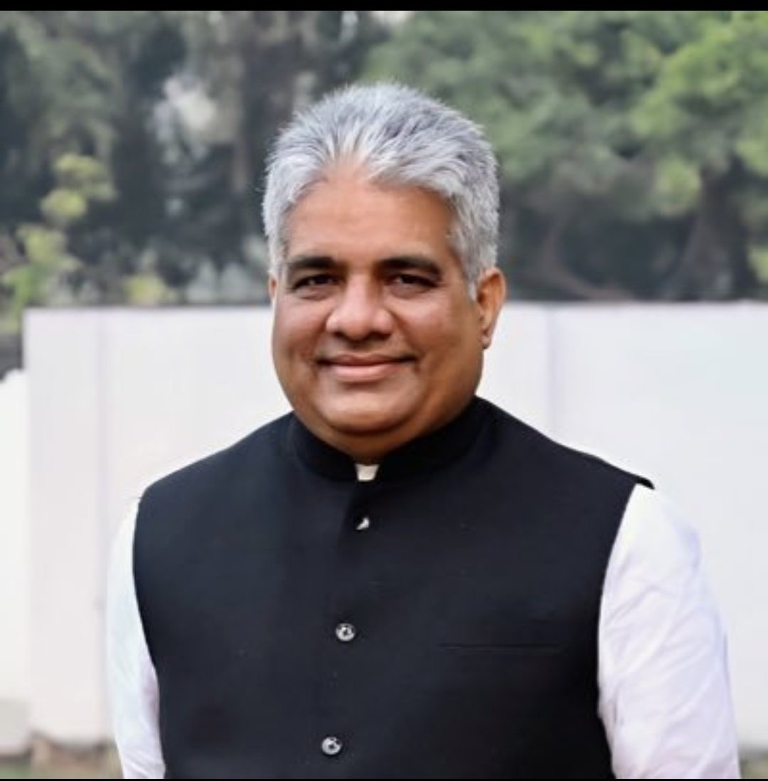 केन्द्रीय मंत्री भारत सरकार एवं माननीय सासंद अलवर आदरणीय भूपेन्द्र जी यादव को जन्म दिवस की असीम शुभकामनाएं 💐💐
ईश्वर से आपके स्वस्थ दीर्घायु जीवन की कामना करते हैं 🙏
<a href="/byadavbjp/">Bhupender Yadav</a>