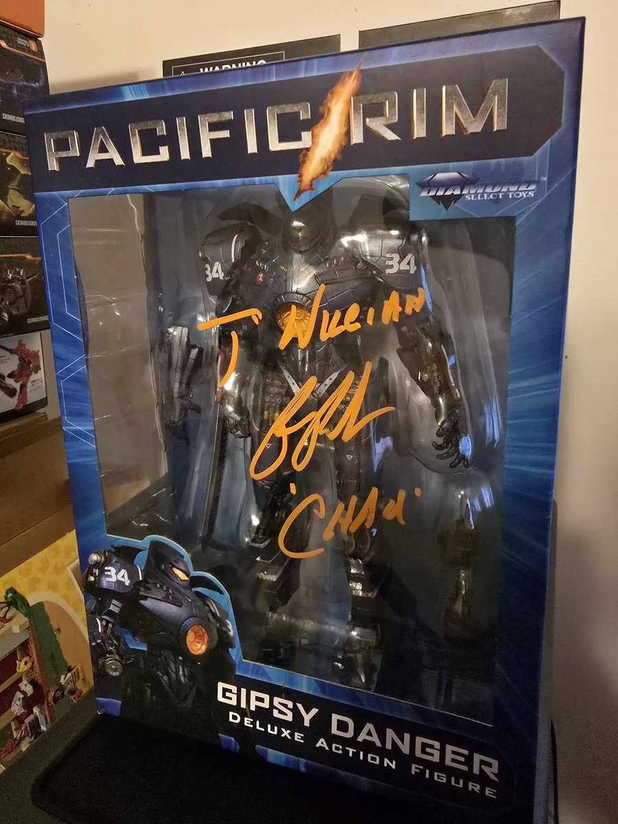 MothmanRevs's tweet photo. It was a dream come true to meet @perlmutations, Thank again so much Sir! I hope you find your shoe. https://t.co/5i5sjWIctq