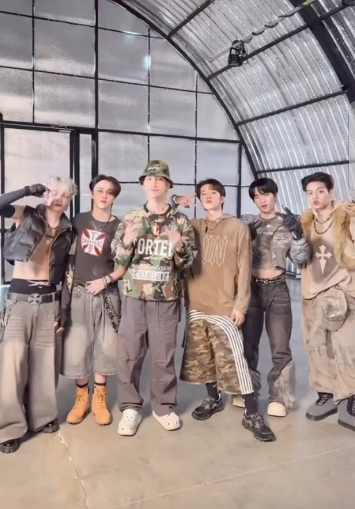 itsme_jeanylee's tweet image. HOWLS BOYS with  teacher NOEUL.
Both are very talented kids, raising by MaChen the smart and lovely Manager.🥰❤️🫠😍 
Support....

#Noeulnuttarat 
#HOWLS 
#Project_HOWLS 
#MC999 
@Noeul_lee6 @chen_panupong