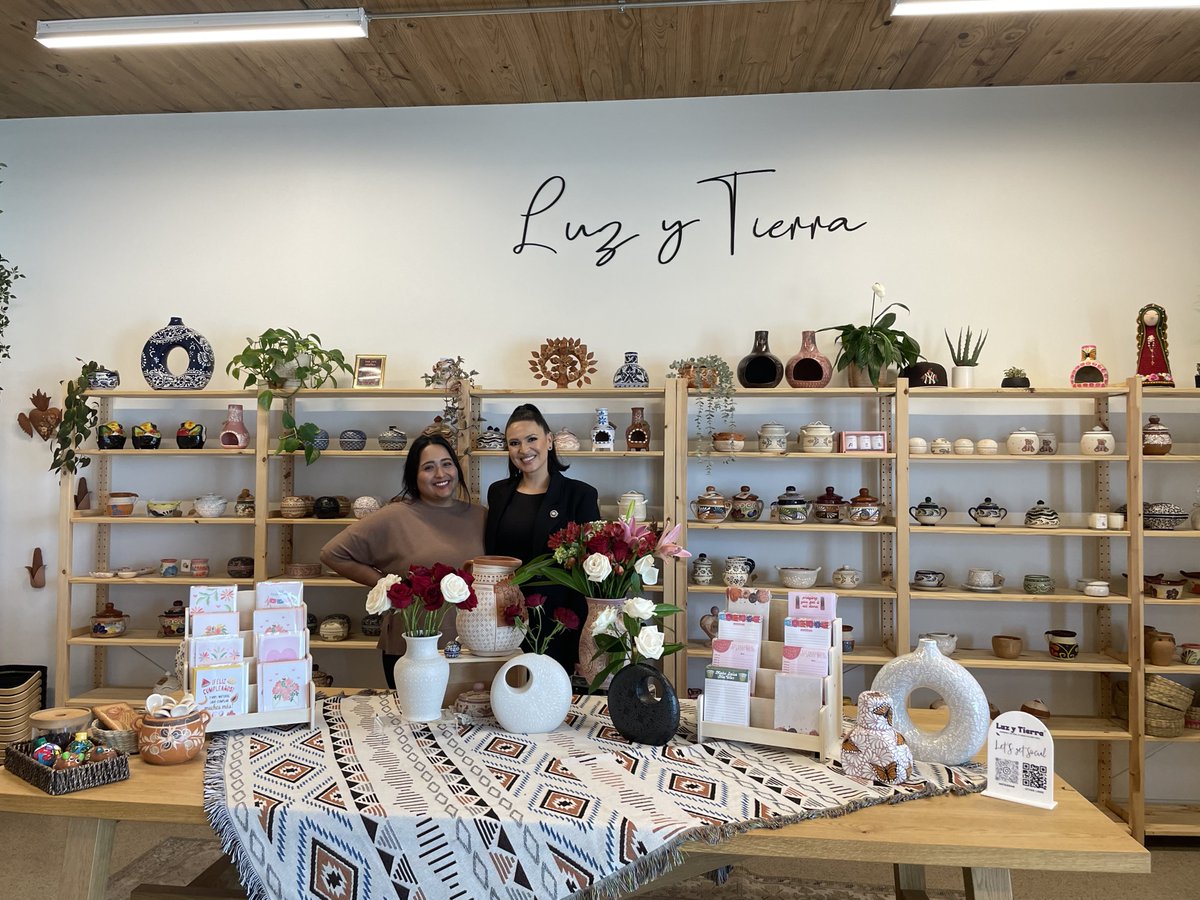 lindafortexas's tweet image. Had the best time touring some of HD 107's businesses, their passion is part of what makes our community so special💙
-
Disfruté muchísimo recorriendo algunos de los negocios de HD 107, su pasión es parte de lo que hace tan especial a nuestra comunidad. 💙
#HD107 #TXLege