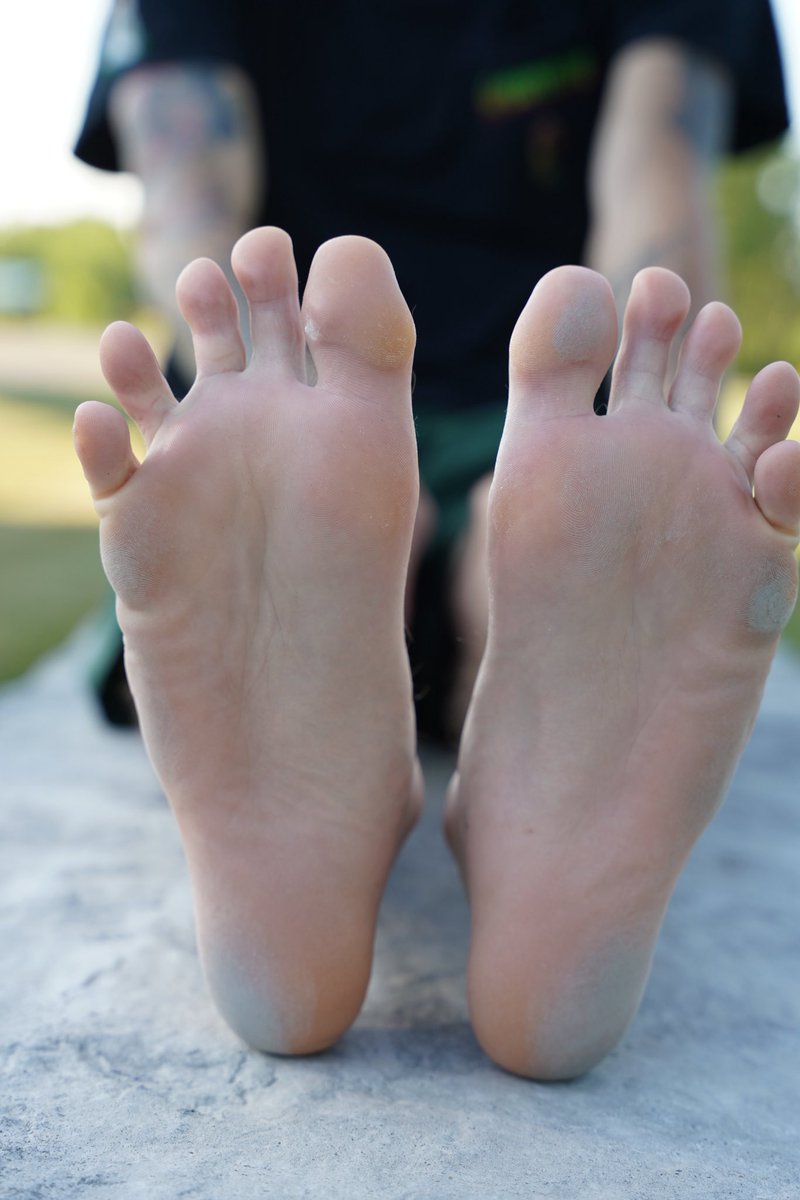 Come lick the dirt up off these gorgeous soles for daddy 

#footworship