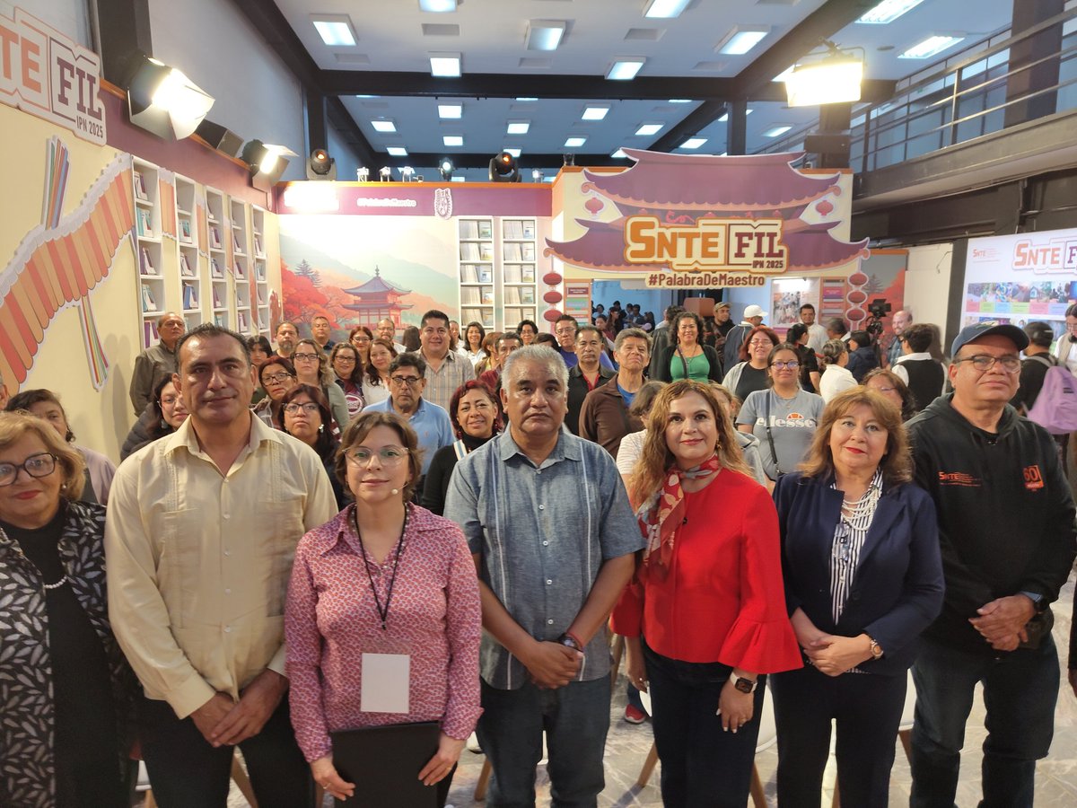 Seccion60SNTE's tweet photo. 📚✨ ¡Hoy vivimos el tercer día de actividades en el Ágora de la FIL IPN 2025! ✨📚

Las maestras y maestros de la Sección 60 del SNTE compartieron su conocimiento y experiencia con nuestra comunidad politécnica:

✅ Espectáculo de divulgación de la ciencia:
«¿Por qué las burbujas son redondas? ¿y cómo hacer amigos a los enemigos?»
👩‍🔬 Dra. Diana Maylet Hernández Martínez / M. en E. Nadia Belén Álvarez Flores

✅ Conferencia:
«Co-Inteligencia y ciencia ciudadana: La Inteligencia Artificial al servicio de la innovación colectiva»
🧠 Dra. Adriana Lara López

✅ Conferencia:
«Los docentes frente al desafío de la Inteligencia Artificial»
🎓 L.D.C.G. Francisco Javier Juárez Barrera

¡No te pierdas las próximas actividades del Ágora en la FIL IPN. ¡Te esperamos!

#PalabraDeMaestro #Sección60 #SNTE #FILIPN2025