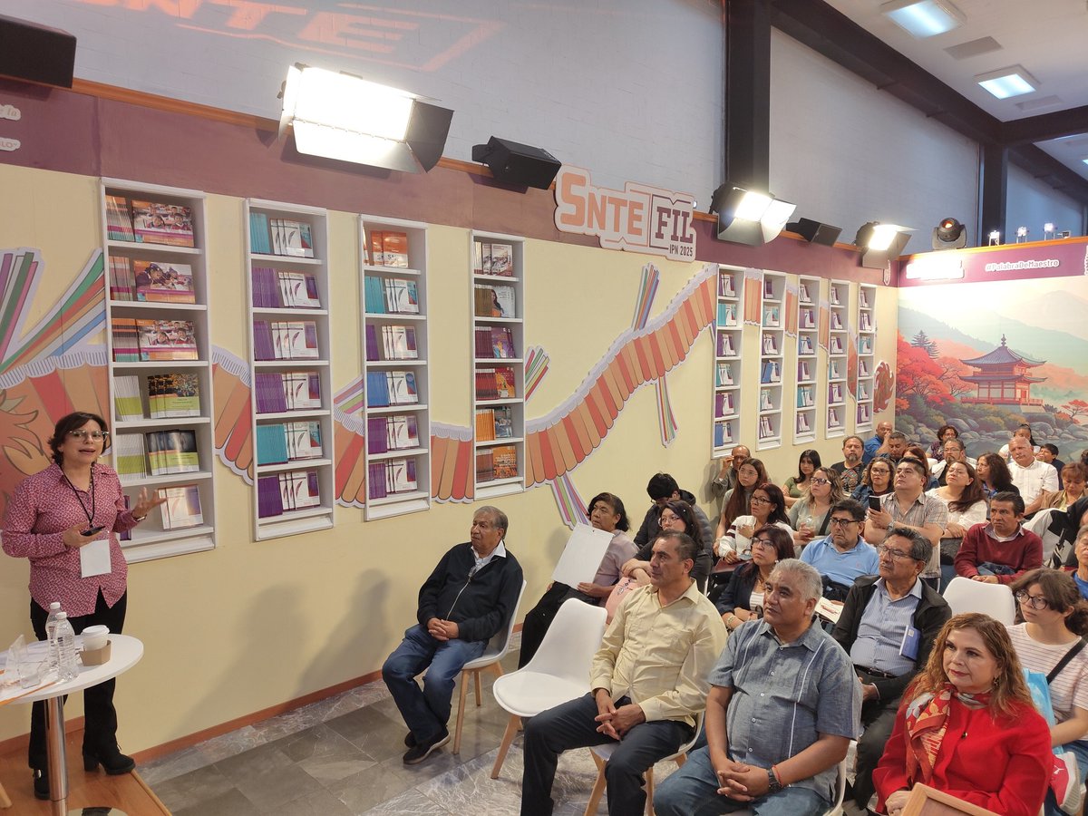 Seccion60SNTE's tweet photo. 📚✨ ¡Hoy vivimos el tercer día de actividades en el Ágora de la FIL IPN 2025! ✨📚

Las maestras y maestros de la Sección 60 del SNTE compartieron su conocimiento y experiencia con nuestra comunidad politécnica:

✅ Espectáculo de divulgación de la ciencia:
«¿Por qué las burbujas son redondas? ¿y cómo hacer amigos a los enemigos?»
👩‍🔬 Dra. Diana Maylet Hernández Martínez / M. en E. Nadia Belén Álvarez Flores

✅ Conferencia:
«Co-Inteligencia y ciencia ciudadana: La Inteligencia Artificial al servicio de la innovación colectiva»
🧠 Dra. Adriana Lara López

✅ Conferencia:
«Los docentes frente al desafío de la Inteligencia Artificial»
🎓 L.D.C.G. Francisco Javier Juárez Barrera

¡No te pierdas las próximas actividades del Ágora en la FIL IPN. ¡Te esperamos!

#PalabraDeMaestro #Sección60 #SNTE #FILIPN2025