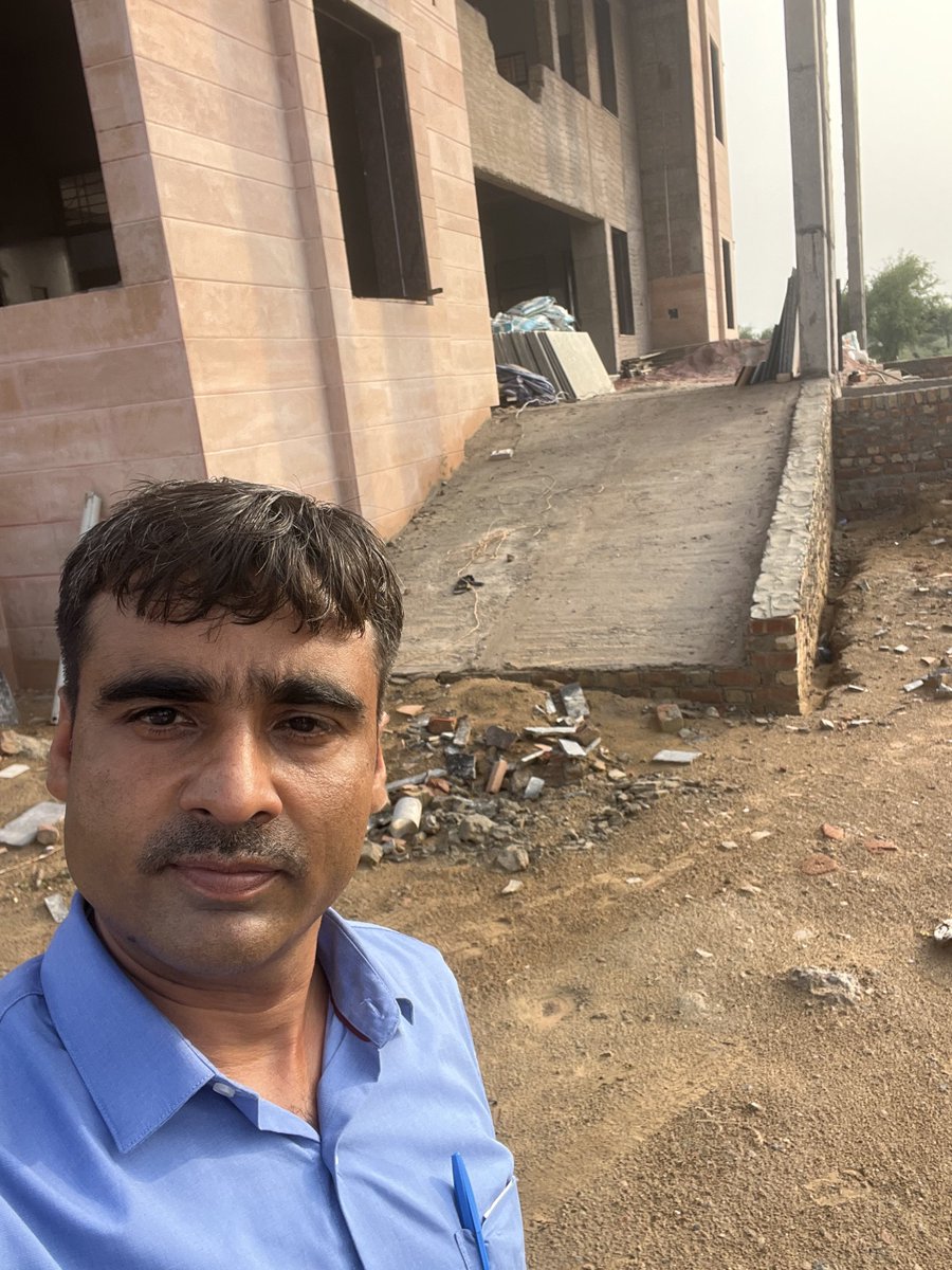 दोनों साइड इस तरह रेंप तैयार की है ताकि सीढ़ियों से चढ़ने में समस्या हो तो वे यहाँ से चढ़ सकें,उतर सकें। 
AapniPathshala 7568349218