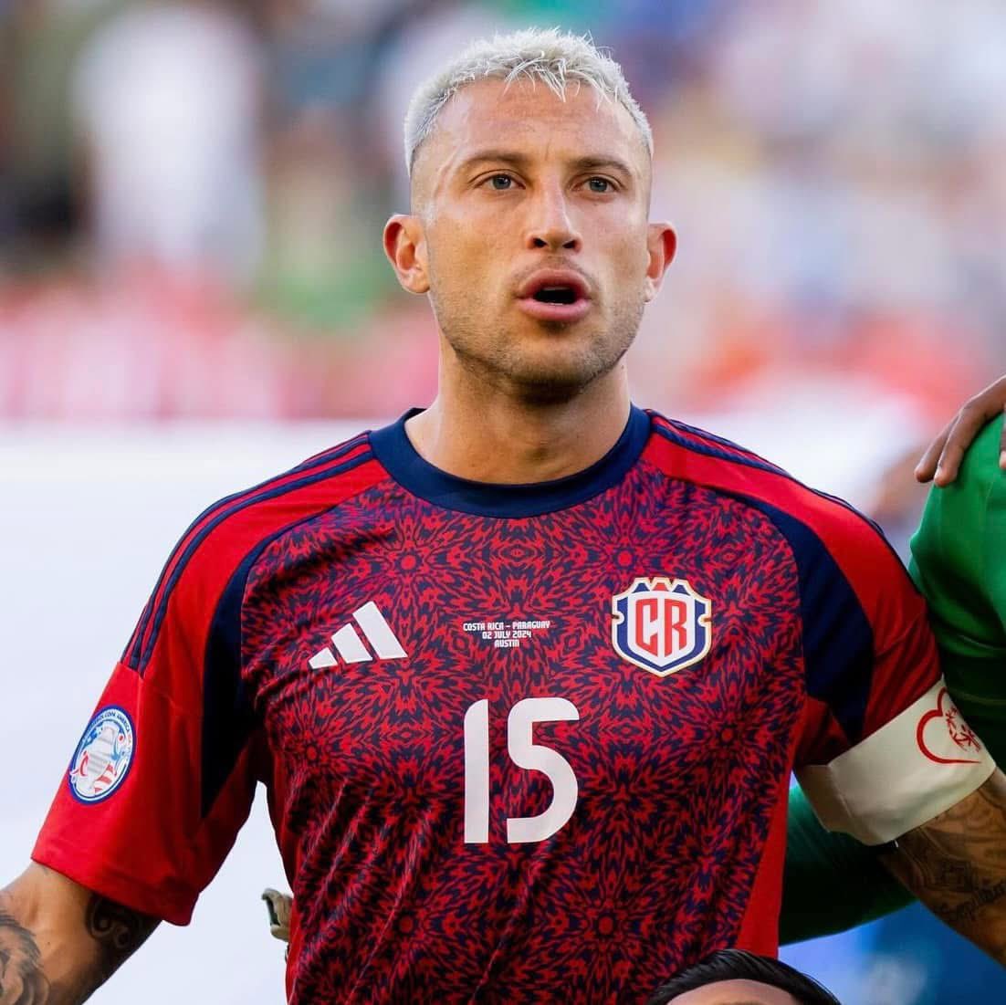 Francisco Calvo es un fracasado de época, uno de los capitanes de la selección y hay varios chamacos ahí con más madurez que él. 

Se la pasó lindo en Las Vegas y hoy fue tremendo cagón.