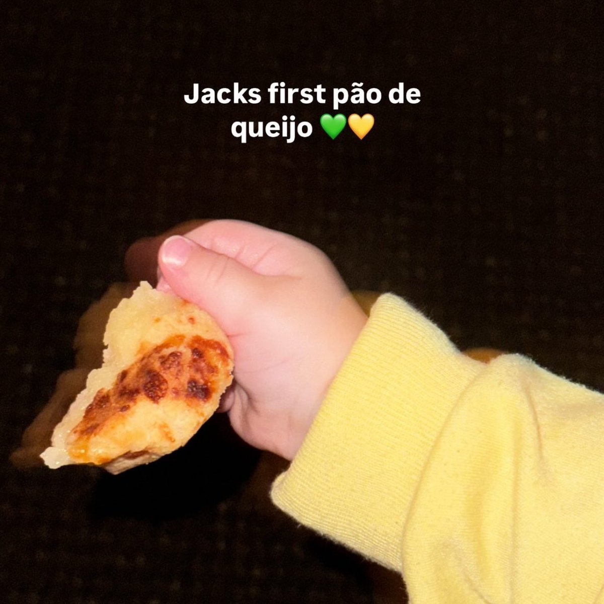 choquei's tweet photo. 🚨VEJA: Jack Blues Bieber, filho de Justin Bieber e Hailey Bieber, comeu pão de queijo pela primeira vez. https://t.co/4JN2jjgUiu