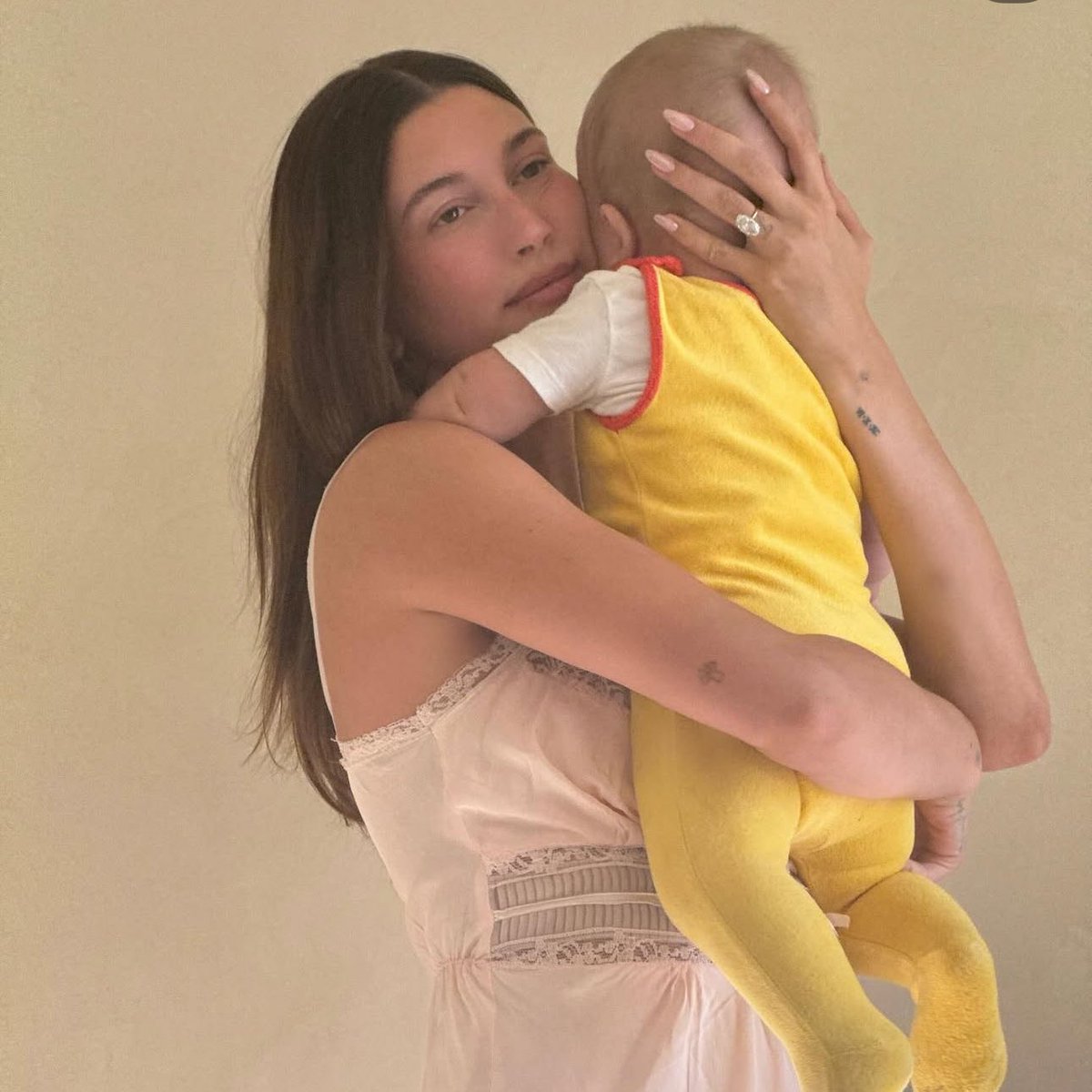 choquei's tweet photo. 🚨VEJA: Jack Blues Bieber, filho de Justin Bieber e Hailey Bieber, comeu pão de queijo pela primeira vez. https://t.co/4JN2jjgUiu