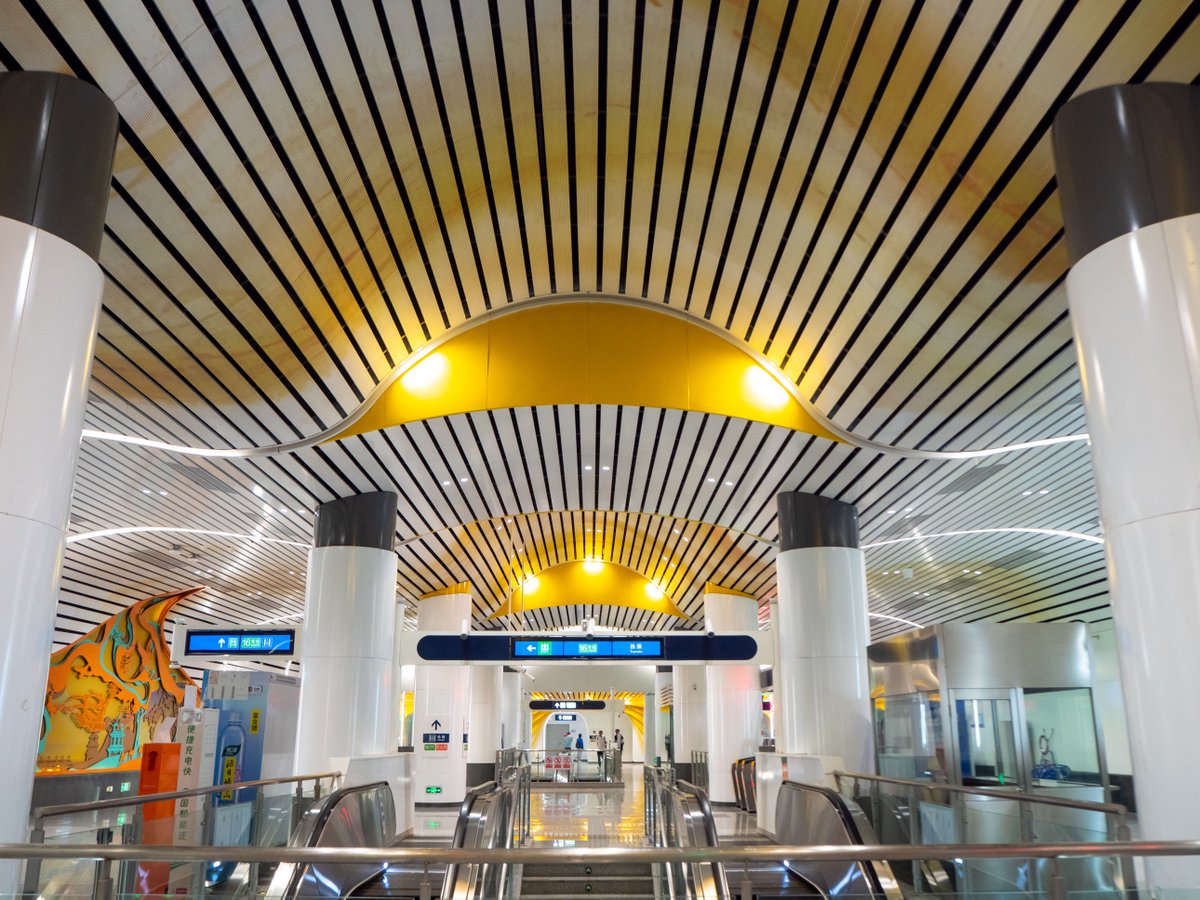 Dongguantounan Station links Fangshan Line and Line 16. Murals trace the ancient Silk Road with themes of finance, trade, and the Belt and Road. Bold 3D works connect history and modernity, tying together science, tech, and commerce. https://t.co/LKafHe2468