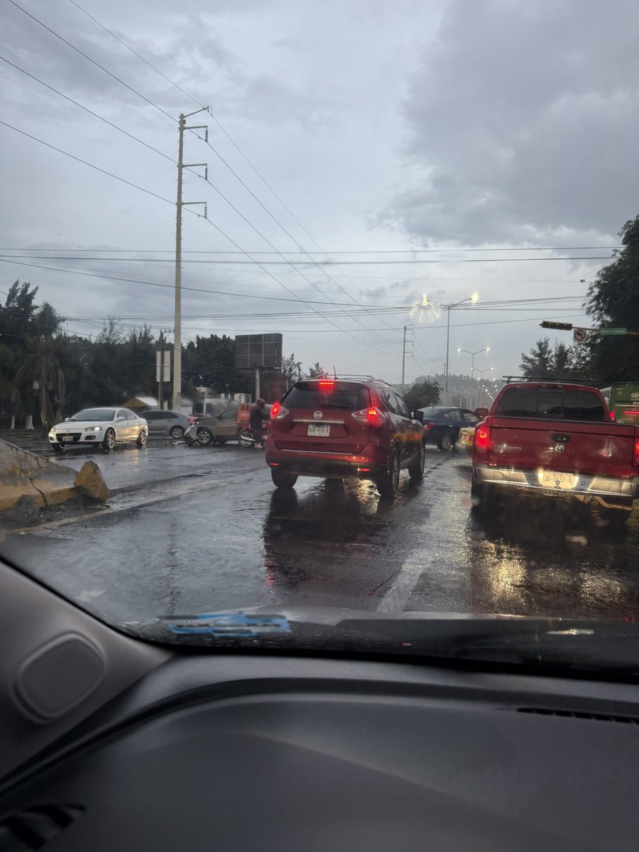 lunatron5000's tweet photo. @Trafico_ZMG @AgenciaAMIM semaforo apagado dese ayer y ya con choque en Tonala, Periferico y Av. Juarez, frente al Z Gas. Ya hay trafico. https://t.co/4RusW7005N