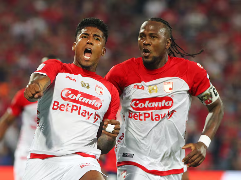 Qué inmensa alegría con la décima estrella de Santafecito del alma. Ya era justo que terminase la larga sequía. A todos los amigos hinchas de Santa Fe -con los que compartimos la paciente espera- un gran abrazo.