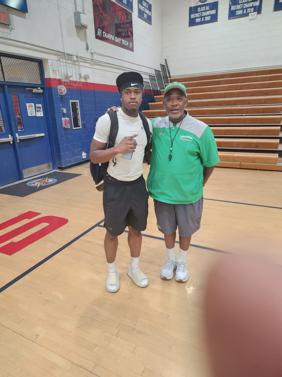 LeonPLouis's tweet image. Got to showcase my skills at Exact Sports Showcase. Thank you @CoachBoom3 for showing interest in me and for the great drills and energy.
Also thank you to all the other coaches for a great time at the camp @McgarrahCoach @NickVagnoneLR @Mickey_ORourke @Toriano81 @coacheverson_