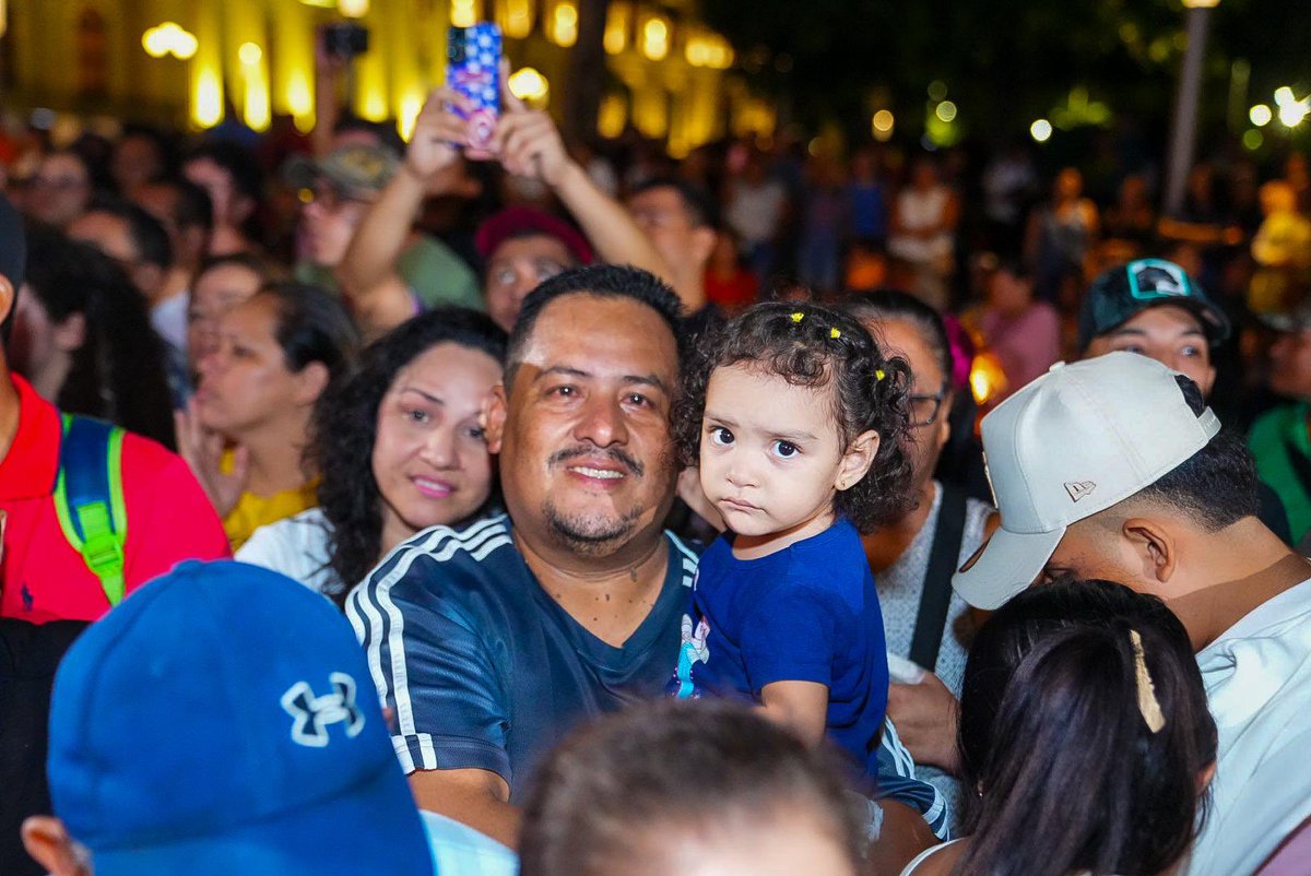 Ministerio de Obras Públicas (@obraspublicassv) on Twitter photo Así se vive el ambiente esta noche frente a la <a href="/BINAES/">Biblioteca Nacional de El Salvador</a>, los salvadoreños disfrutan de la música en vivo de la Orquesta Color Esperanza. Así se vive el ambiente esta noche frente a la <a href="/BINAES/">Biblioteca Nacional de El Salvador</a>, los salvadoreños disfrutan de la música en vivo de la Orquesta Color Esperanza.