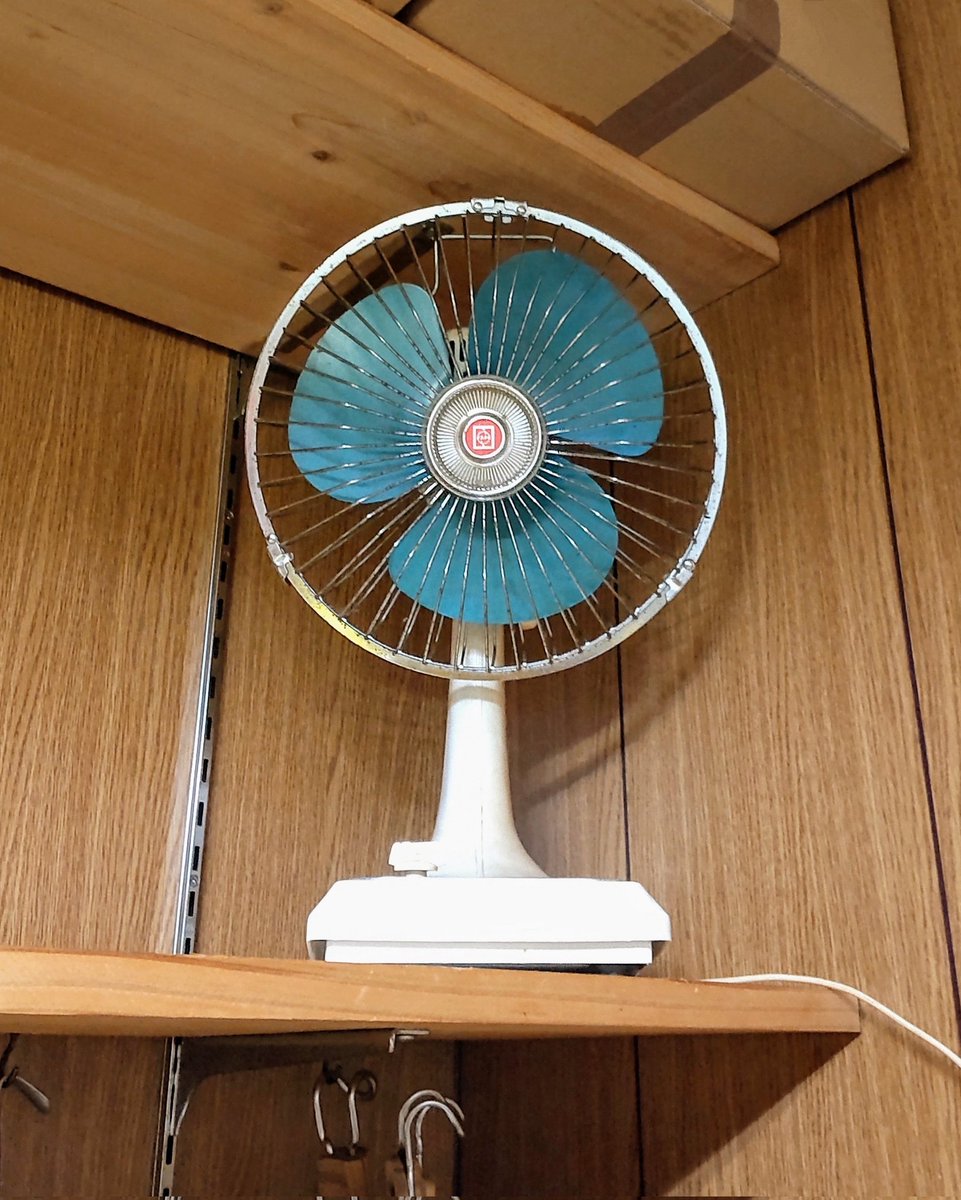 厨房の棚に扇風機を設置。これでちょっとはよくなるかな？信頼してますナショナル製！それでは本日もお待ちしておりま～す＼(^_^)／