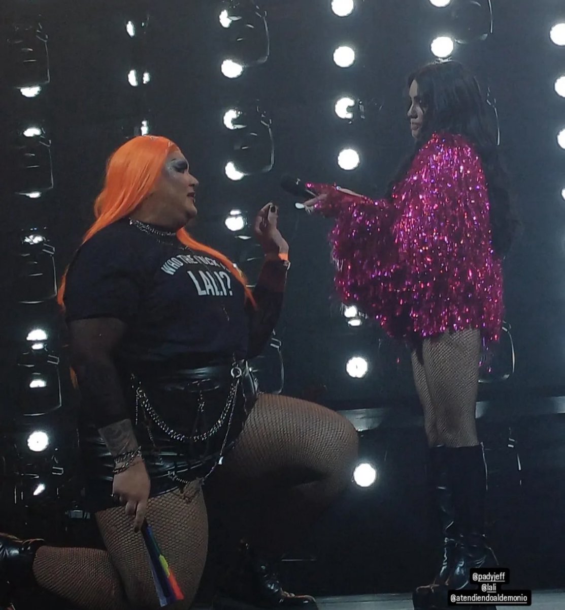 Yo: jamás me voy a pondré de rodillas por nadie. 
Lali: arrodíllate 
También yo: