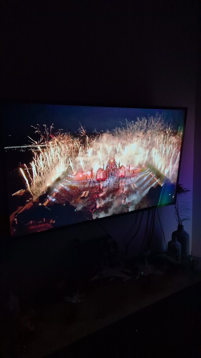 HansieeeeFR's tweet photo. Pffff wat was die endshow weer waanzinnig mooi bij Defqon. 1! Nu gauw naar me nest toe😅 #endshow #livestream #qdance https://t.co/Rk9OdT4vYV