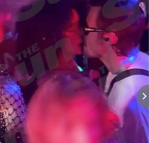 hrrylunaa's tweet image. choose your fighter❤️