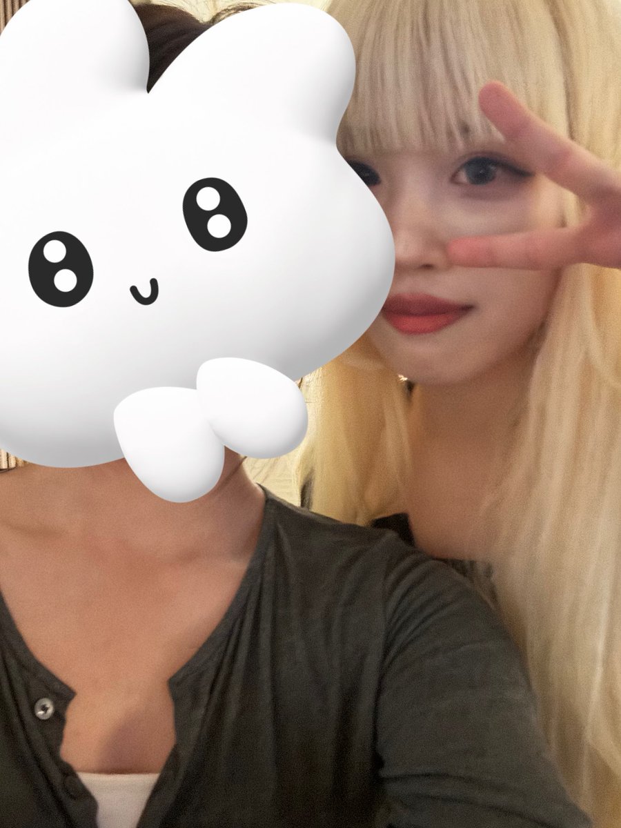 도비비쨩이랑 사진찌금🥹 비비짱 라이브 듣고 궁전갔다옴 ㅠ. 아 쥔자 오랜만에 라이브로 노래잘부르는사람 봐서 진쟈 해피했고 해피했고 해피했다 돕쨩 사랑해..