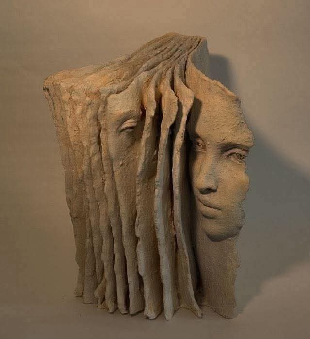 "في لحظة الألم،
تقف الكلمات كلها عاجزة
عن تفسير ما يحمله الإنسان في
صدره.".