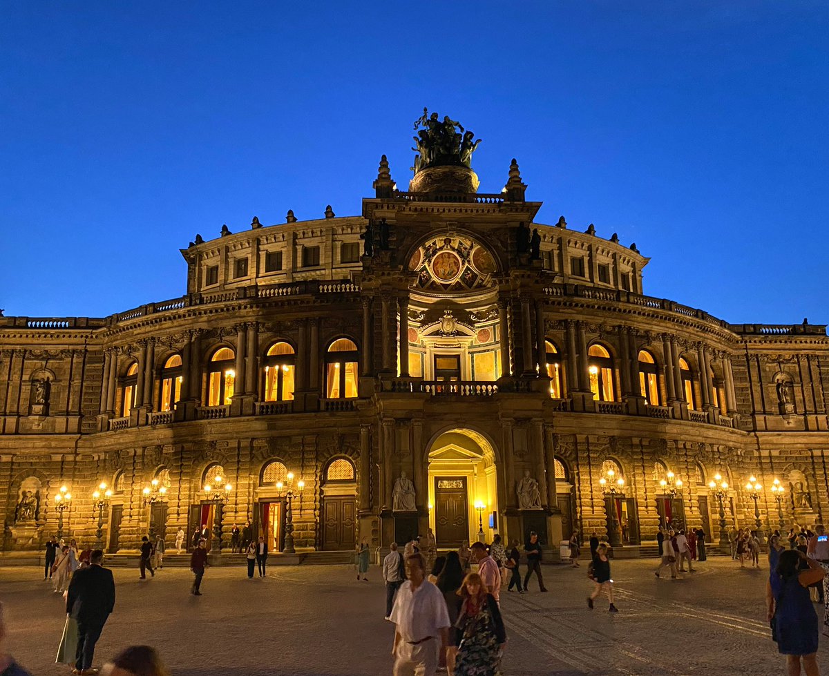 Hochtouren's tweet photo. zu Tagesausklang ging es heute in die #Semperoper zu Händel SAUL - Freunde seiner Musik sei diese Aufführung sehr empfohlen - und wenn man zur Pause rausschaut oder nach der Oper auf den Platz tritt… immer wieder schön https://t.co/mxVcpXnuLW