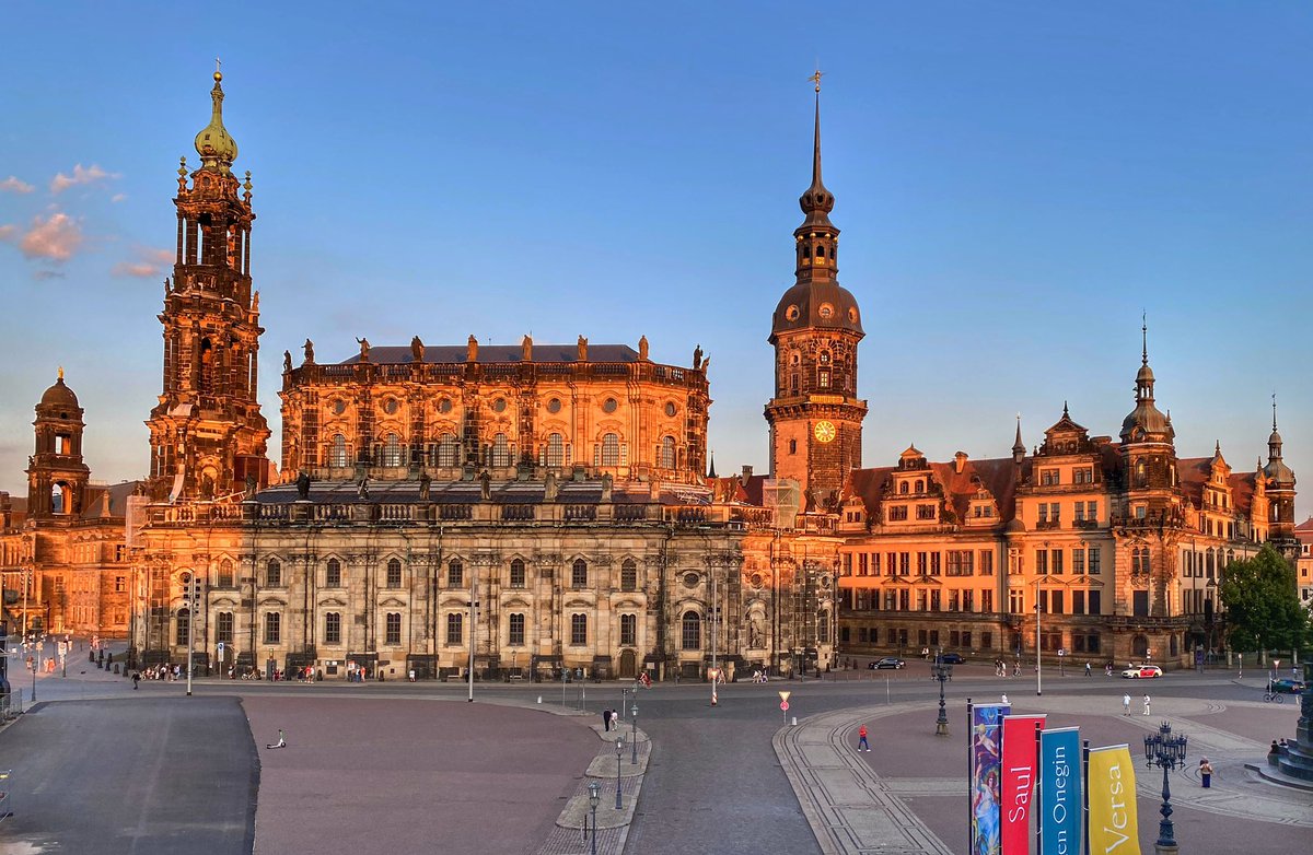 Hochtouren's tweet photo. zu Tagesausklang ging es heute in die #Semperoper zu Händel SAUL - Freunde seiner Musik sei diese Aufführung sehr empfohlen - und wenn man zur Pause rausschaut oder nach der Oper auf den Platz tritt… immer wieder schön https://t.co/mxVcpXnuLW
