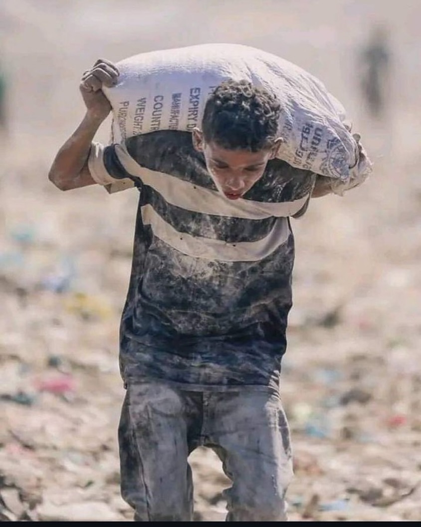 KhaledSafi's tweet photo. من يصدق أن هذا اليافع المُنهك، الذي يحمل على ظهره كيسًا يكاد يُسحق تحته، هو ابن أمة دفعت لعدوها خمسة تريليونات دولار خلال 48 ساعة فقط؟!

أي مفارقة هذه بين تدفق المليارات وجفاف الحليب من أفواه الصغار؟
أي حضارة تلك التي تُشيَّد بأبراج الزجاج فوق رماد الطفولة؟
أي كرامة تُنشدها أمة، وفلذات أكبادها يلتقطون ما تبقى من الحياة بين المزابل، وقد التصق بهم الغبار أكثر من الحُلم؟
هذا ليس مشهدًا من ألبوم نكبة، بل صورة اليوم من قلب واقعنا العربي.
واقع يُغدق فيه المال حيث لا يُسمن ولا يُغني، ويُحجب عن يدٍ صغيرة تبحث عن لقمة في جدار الحياة.