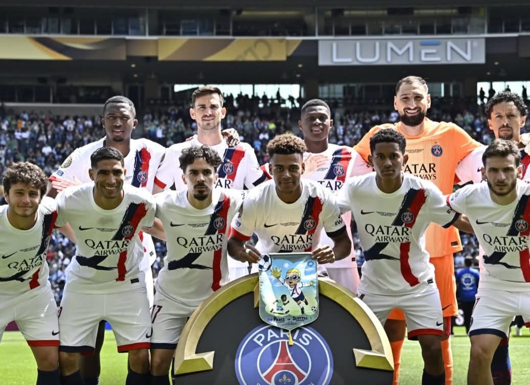 PSG GOLEÓ Y AVANZÓ A CUARTOS 

Los parisinos se impusieron 4-0 ante #InterMiami, gracias a los tantos de Neves (2), Hakimi y Avilés, en contra, para meterse entre los ocho mejores del certamen, en donde espera por Bayern Múnich o Flamengo. #MundialDeClubes