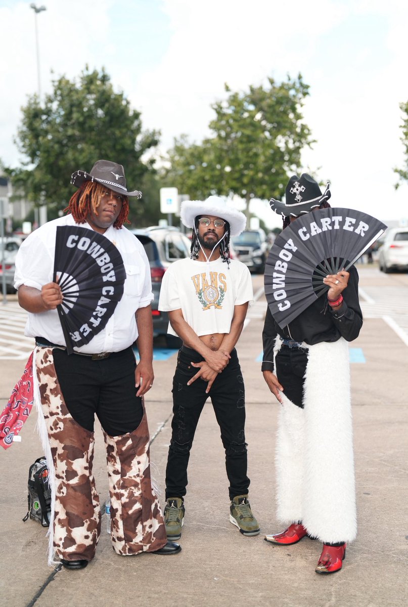 TyJhayMB's tweet photo. Went to the Cowboy Carter Tour dressed in honor of the Black & Brown Natives whose blood built this country. My fit carried the spirit of the ancestors—outlaws, freedom fighters, caretakers, & culture bearers. 🖤❤️🤍 #CowboyCarter #Blackbiird #CCT #CCWT https://t.co/Iy2V80Ricf