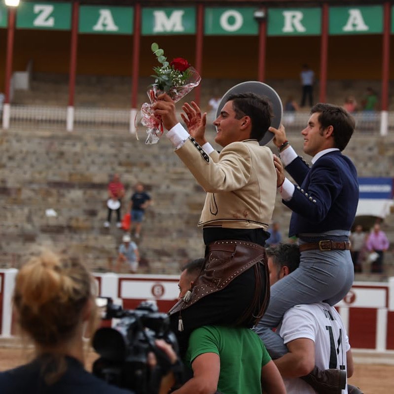 Plaza de toros Zamora (@zamoratoros) on Twitter photo ๐ธ๐ธ// ๐๐ข๐ง๐ข ๐๐๐ ๐๐ฬ๐
Cerramos una feria de ensueรฑo con una doble puerta grande.
๐๐ป ๐๐ฅ๐๐๐๐๐ฆ ๐ญ๐๐ ๐ข๐ฅ๐ por hacernos vibrar, y regalarnos una feria que no vamos a olvidar.
๐ก๐ข๐ฆ ๐ฉ๐๐ ๐ข๐ฆ ๐ฃ๐ฅ๐ข๐ก๐ง๐ข โค๏ธ ๐ธ๐ธ// ๐๐ข๐ง๐ข ๐๐๐ ๐๐ฬ๐
Cerramos una feria de ensueรฑo con una doble puerta grande.
๐๐ป ๐๐ฅ๐๐๐๐๐ฆ ๐ญ๐๐ ๐ข๐ฅ๐ por hacernos vibrar, y regalarnos una feria que no vamos a olvidar.
๐ก๐ข๐ฆ ๐ฉ๐๐ ๐ข๐ฆ ๐ฃ๐ฅ๐ข๐ก๐ง๐ข โค๏ธ
